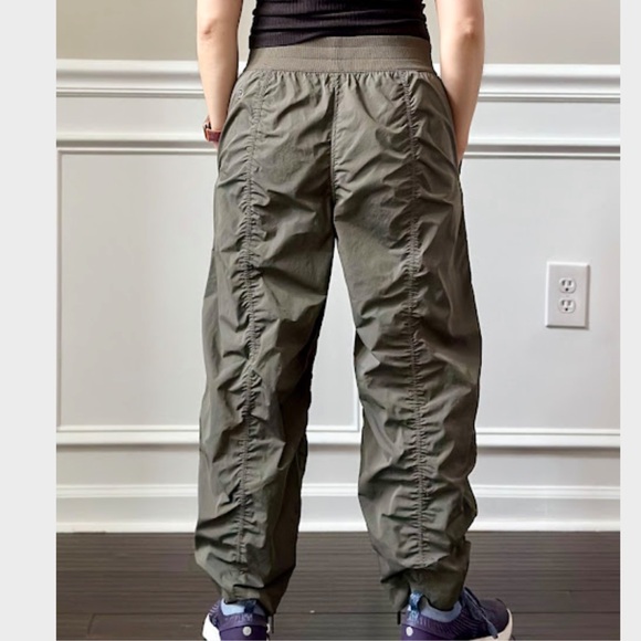 Lululemon Front-Zip Mid-Rise Ruched Crop Size 4 Olive Green Sexy Army Brat Pants - Picture 7 of 15